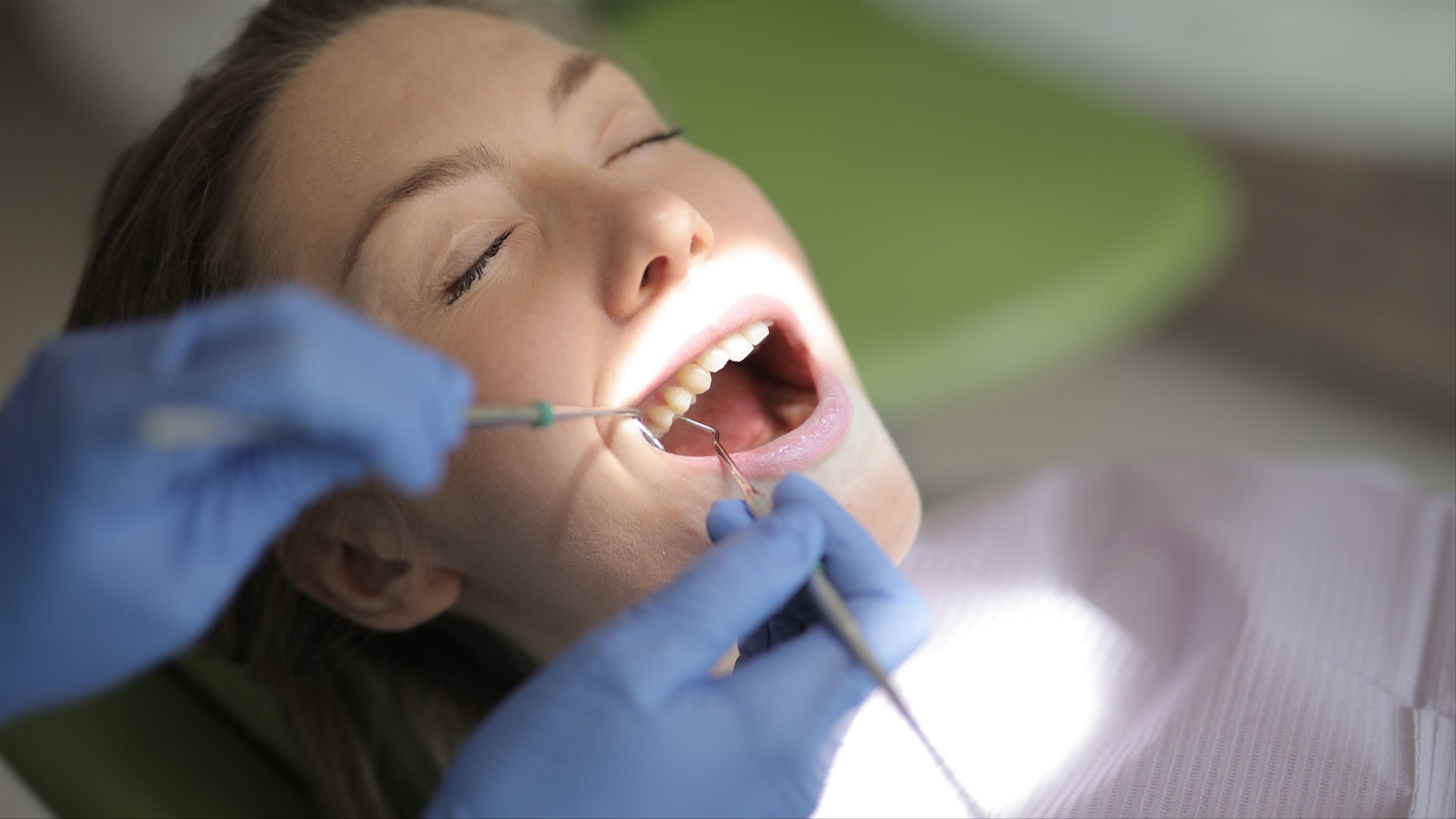 Dentist performing a dental check-up at Klinik Pergigian T3 in Bukit Jelutong